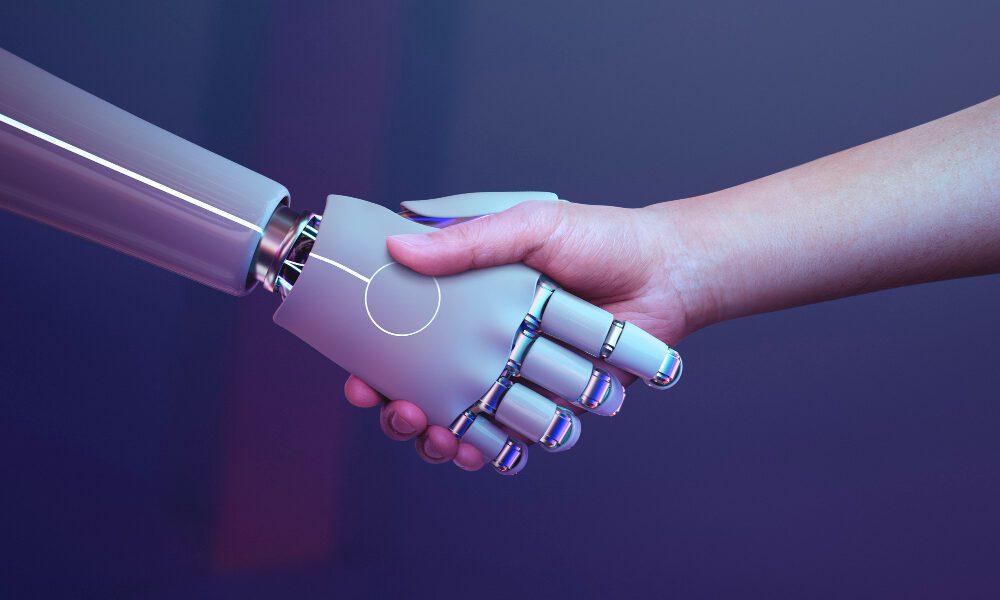 Futuro de la tecnología: Un robot y un humano unidos en un apretón de manos