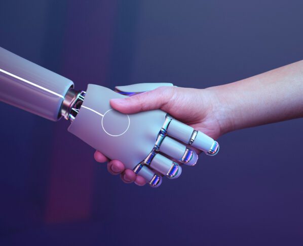 Futuro de la tecnología: Un robot y un humano unidos en un apretón de manos