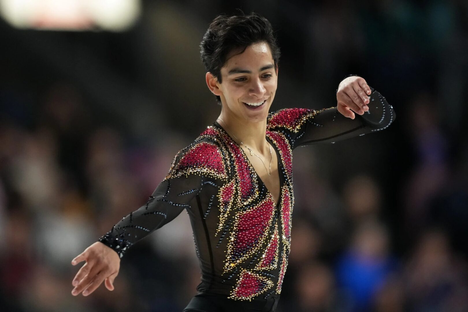DEDICA CANCIÓN A SU ABUELITA EN PATINAJE SOBRE HIELO